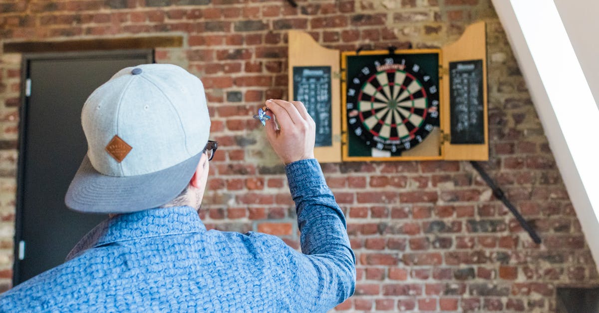 découvrez l'univers passionnant des fléchettes : techniques, stratégies, et conseils pour améliorer votre jeu, que vous soyez débutant ou joueur confirmé. plongez dans la culture des fléchettes et apprenez à maîtriser ce sport emblématique.