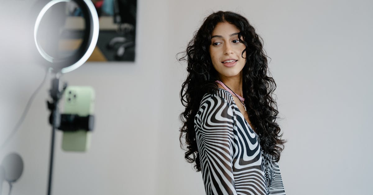 découvrez les meilleurs influenceurs et leurs stratégies pour booster votre visibilité en ligne et engager votre audience efficacement.