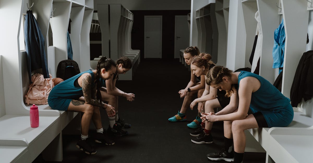 découvrez les enjeux et débats autour de l'exclusion des athlètes transgenres dans le sport, entre droits humains, équité et régulations.