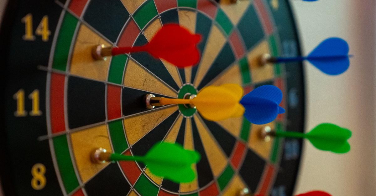 découvrez tout sur le jeu de fléchettes : règles, techniques, astuces et matériel pour améliorer votre précision et votre plaisir de jeu.