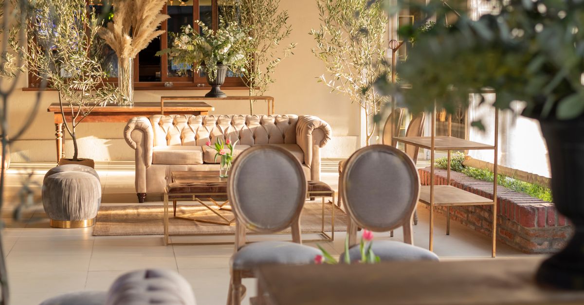 découvrez notre lounge, un espace accueillant et élégant pour vous détendre, socialiser et profiter d'une ambiance chaleureuse.