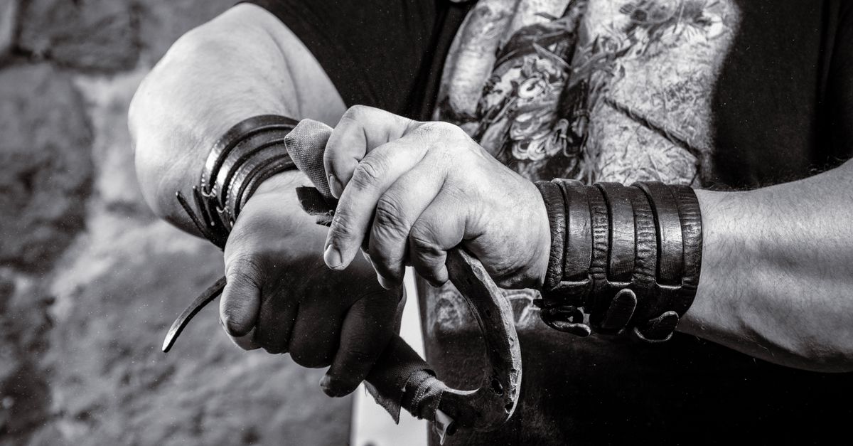 découvrez l'art du lancer de couteaux : techniques, conseils de sécurité et astuces pour maîtriser cette activité impressionnante et divertissante.