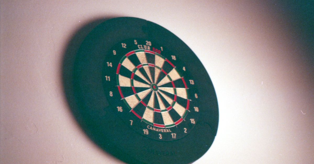découvrez tout sur le jeu de fléchettes : règles, techniques, équipements et conseils pour devenir un expert du darts.