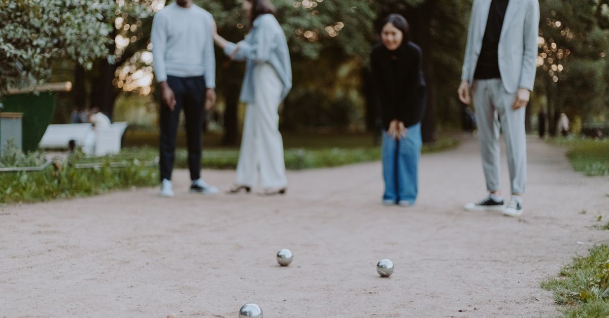 découvrez tout sur la pétanque, le sport de boules convivial et populaire, ses règles, techniques et astuces pour bien jouer entre amis.
