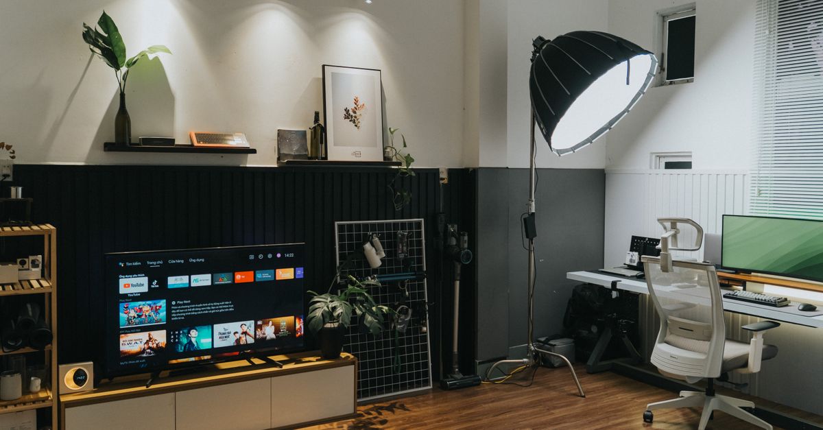 découvrez notre sélection de télévisions alliant qualité d'image, design moderne et technologie avancée pour une expérience visuelle immersive chez vous.