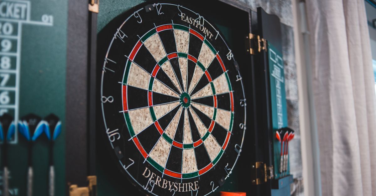 découvrez tout sur le jeu de fléchettes : règles, techniques, conseils et matériel pour améliorer votre précision et votre plaisir de jeu.