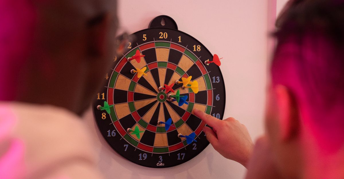 découvrez tout sur le jeu de fléchettes : règles, techniques, astuces et accessoires pour améliorer votre précision et votre plaisir de jeu.