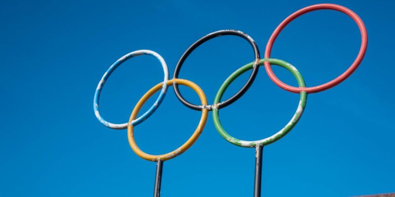 Les Olympiades : un tournoi captivant de fléchettes et de ping-pong en équipe à Wave in Paris