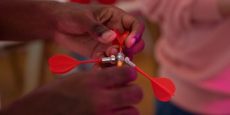 Un franc succès pour le premier concours de fléchettes à Jugon-les-Lacs avec 70 participants