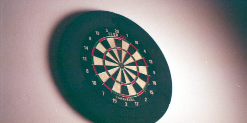 Dans l&rsquo;Orne, le seul club de fléchettes où viser juste rime avec plaisir et convivialité