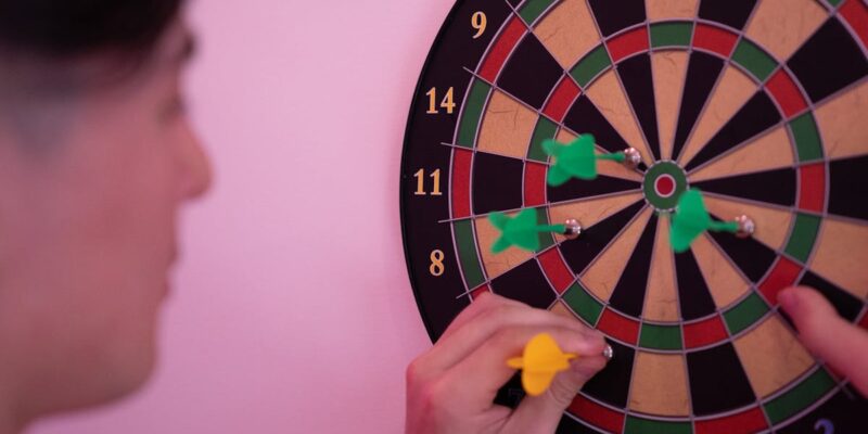 À Vannes, 3 600 passionnés de fléchettes s&rsquo;affrontent : le chemin vers le titre de champion passe par un entraînement intense