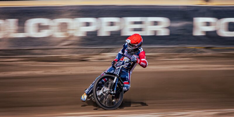 VIDÉO : Scène de colère extrême au Championnat du monde de fléchettes – un joueur termine la partie le doigt ensanglanté après son élimination au premier tour